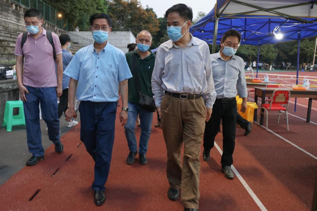 校领导深入一线检查指导学校全员核酸检测工作