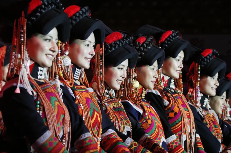 穿着妈妈绣的盛装，大三彝族女孩问鼎 彝族选美最高荣誉“金索玛”